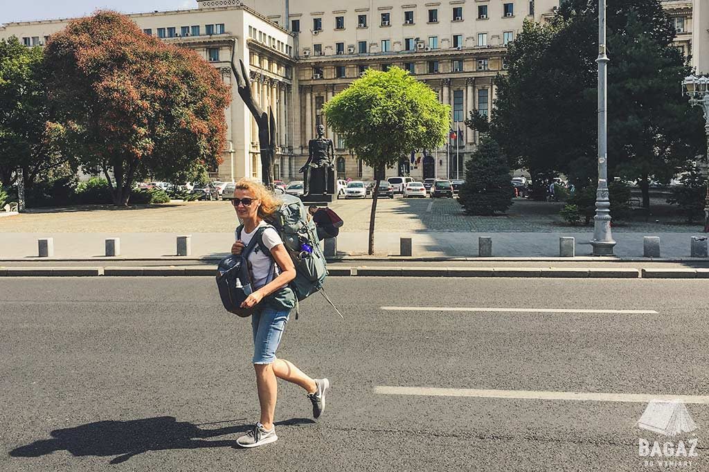 kobieta backpacker w bukareszcie