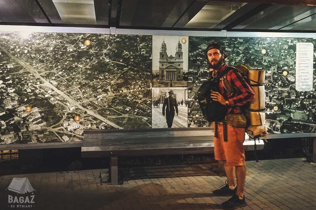 backpacker na przystanku autobusowym w jassy