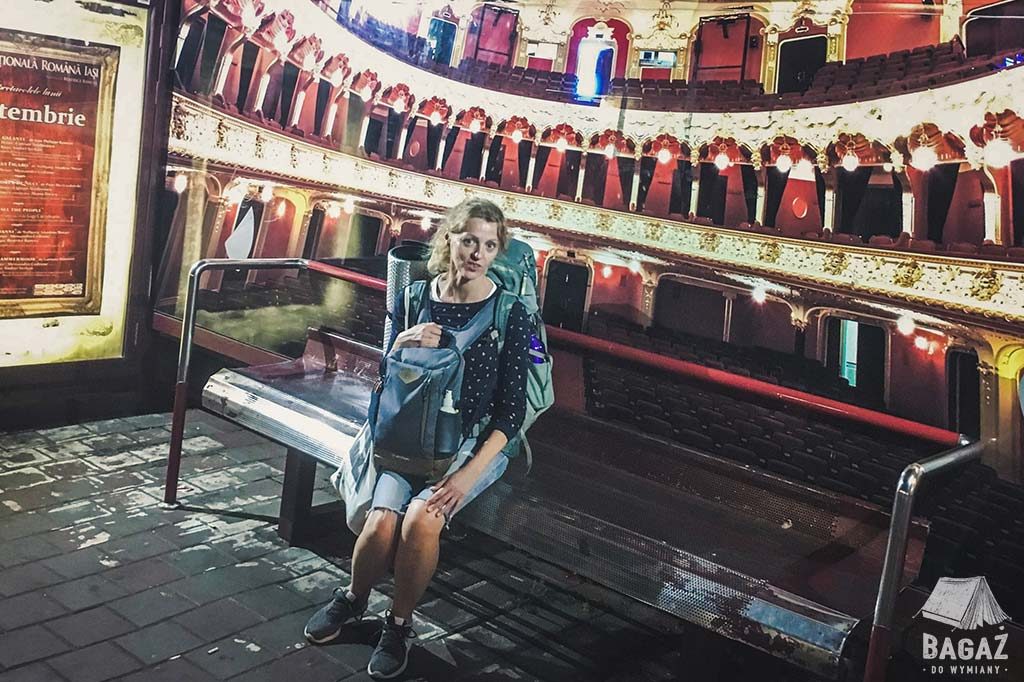 pomysłowy przystanek autobusowy imitujący operę w rumuńskim jassy