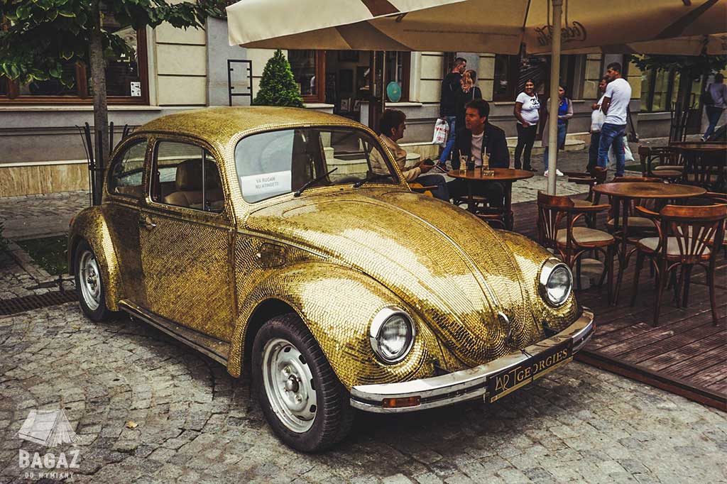 błyszczący volkswagen garbus w jassy w rumunii