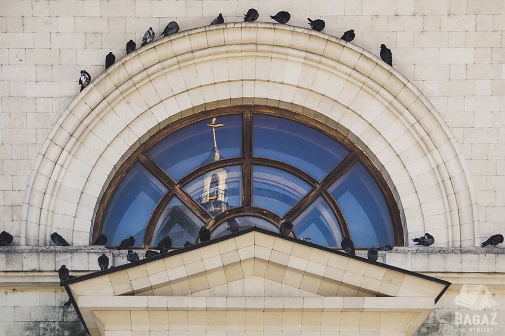 gołębie na oknie kościoła kiszyniów