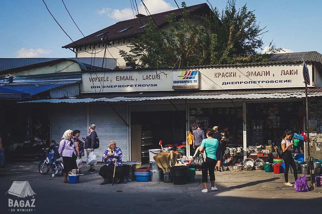 ludzie na przystanku autobusowym w kiszyniowie