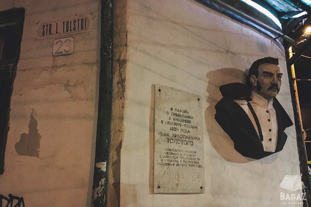 pomnik lwa tołstoja na ścianie budynku w kiszyniowie