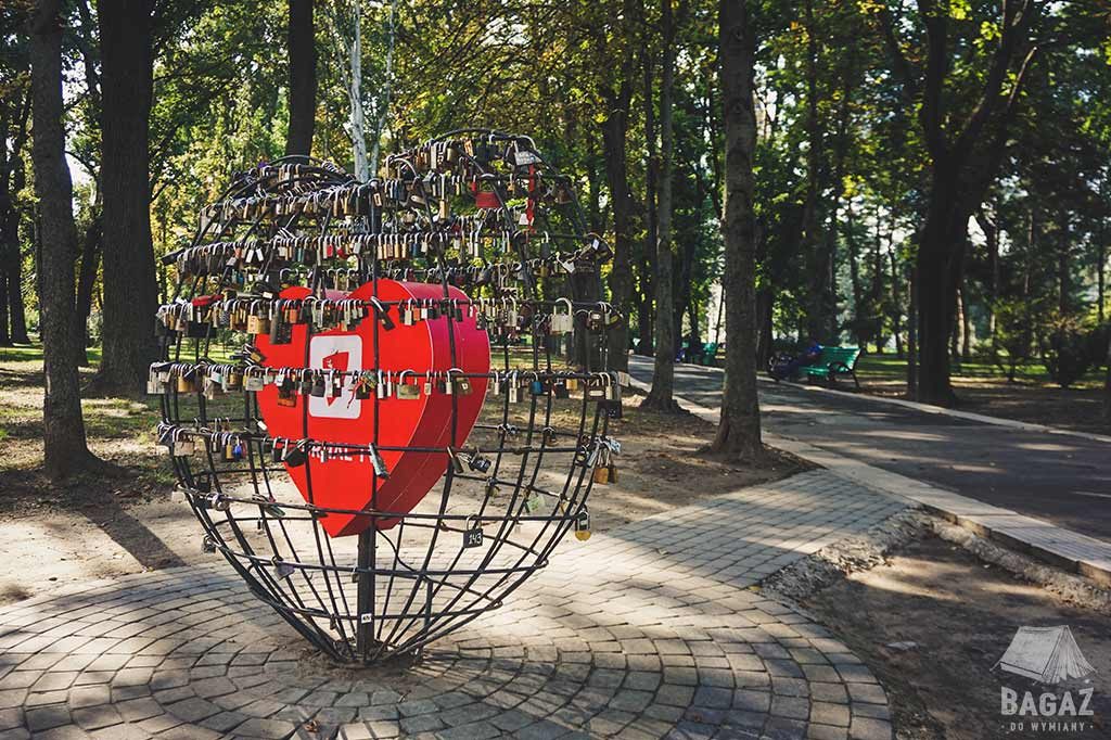 metalowe serce w klatce obwieszone kłódkami