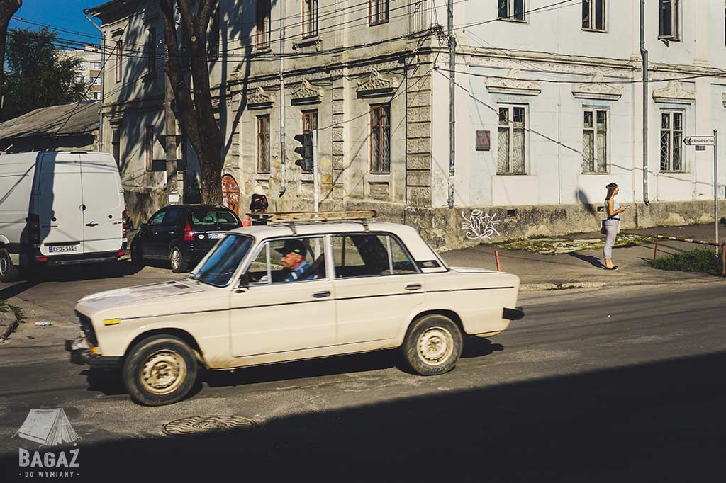 stary samochód na ulicach mołdawii