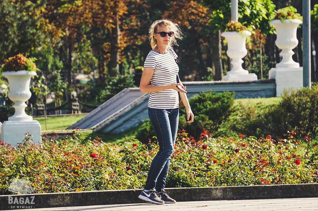 kobieta w parku mołdawia