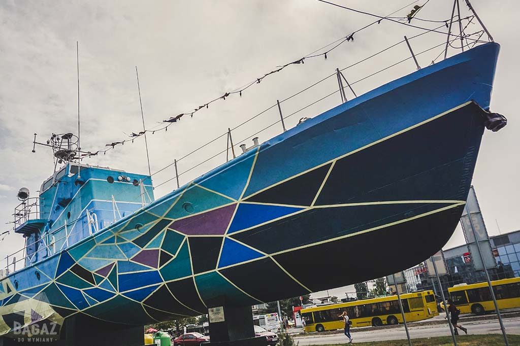 statek w okolicach dworca w konstancy w rumunii