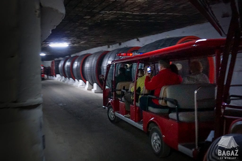 grupa turystów podczas jazdy meleksem w podziemiach winiarni cricova w Mołdawii