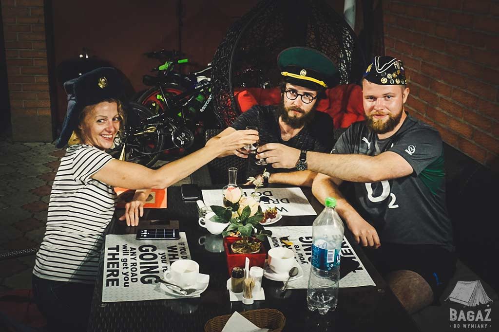 toast wznoszony przez 3 osoby w naddniestrzu