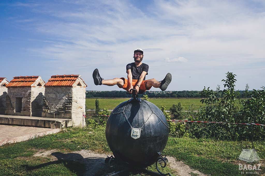 mężczyzna na posągu bomby naddniestrze