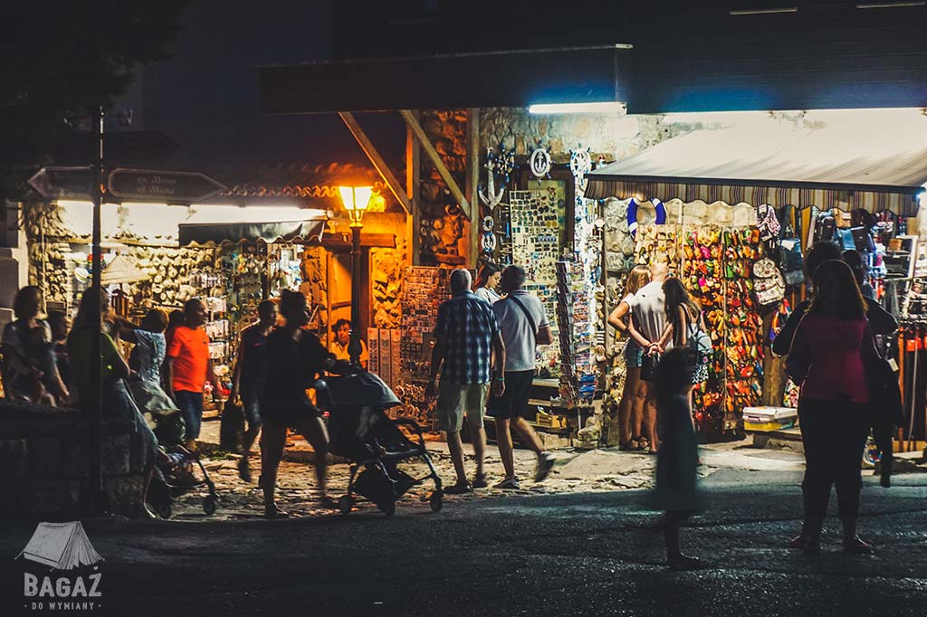 turyści na tle straganów w bułgarskim Nessebar nocą