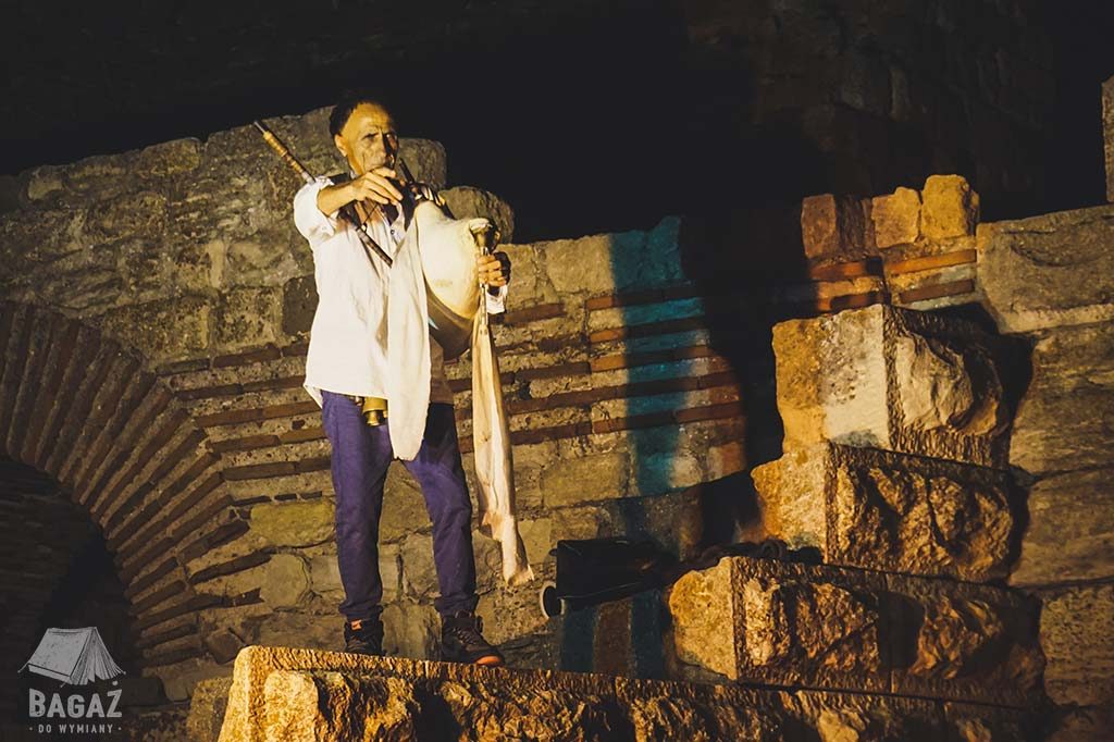 gajdziarz na murach starego miasta Nesebyr