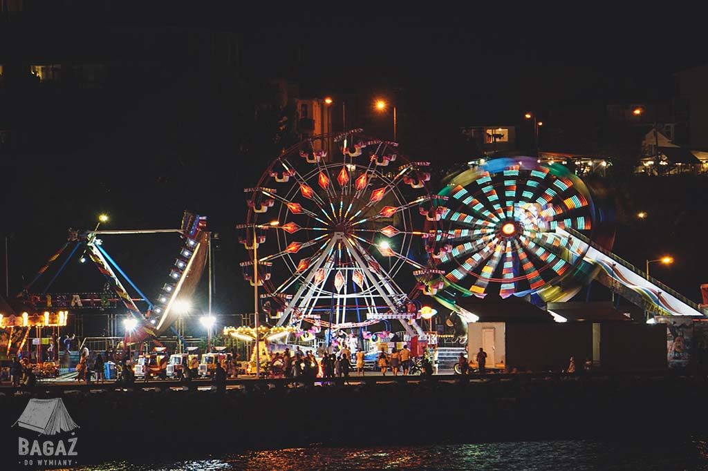 park rozrywki w Bułgarii nocą