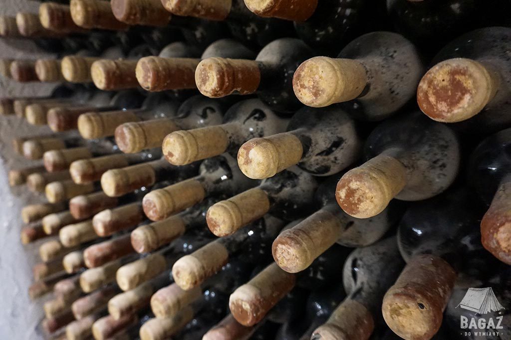 stare zakurzone butelki wina w winiarni Cricova