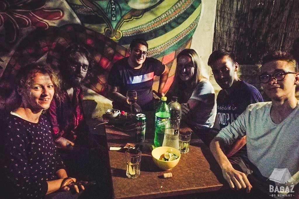 grupa znajomych podczas wieczornego piwkowania w vama veche
