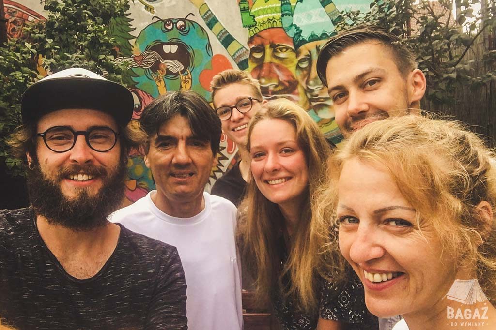 grupa uśmiechniętych osób w hostelu w vama veche