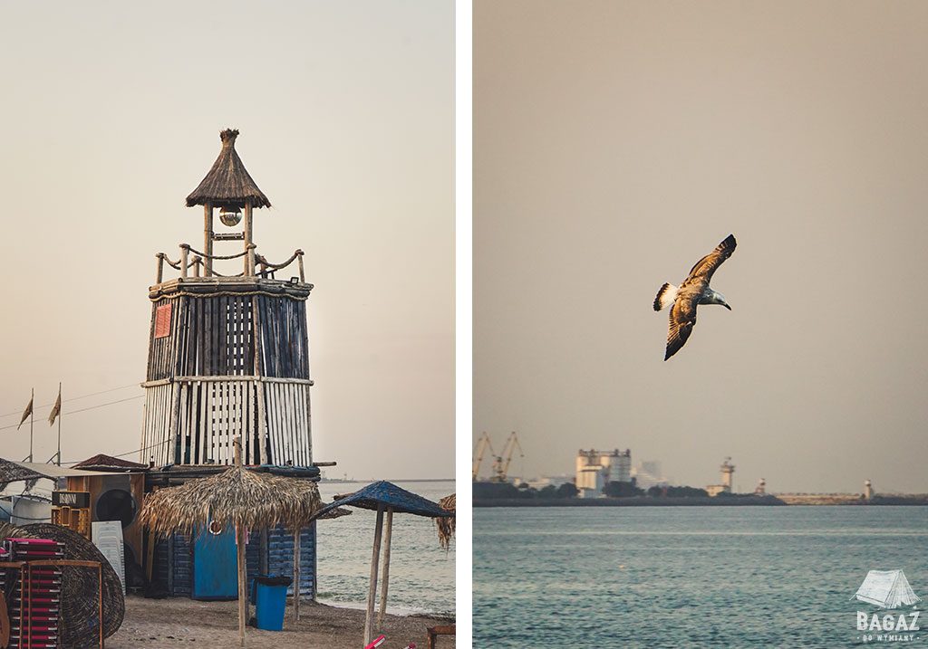 drewniana latarnia na plaży i mewy nad brzegiem vama veche