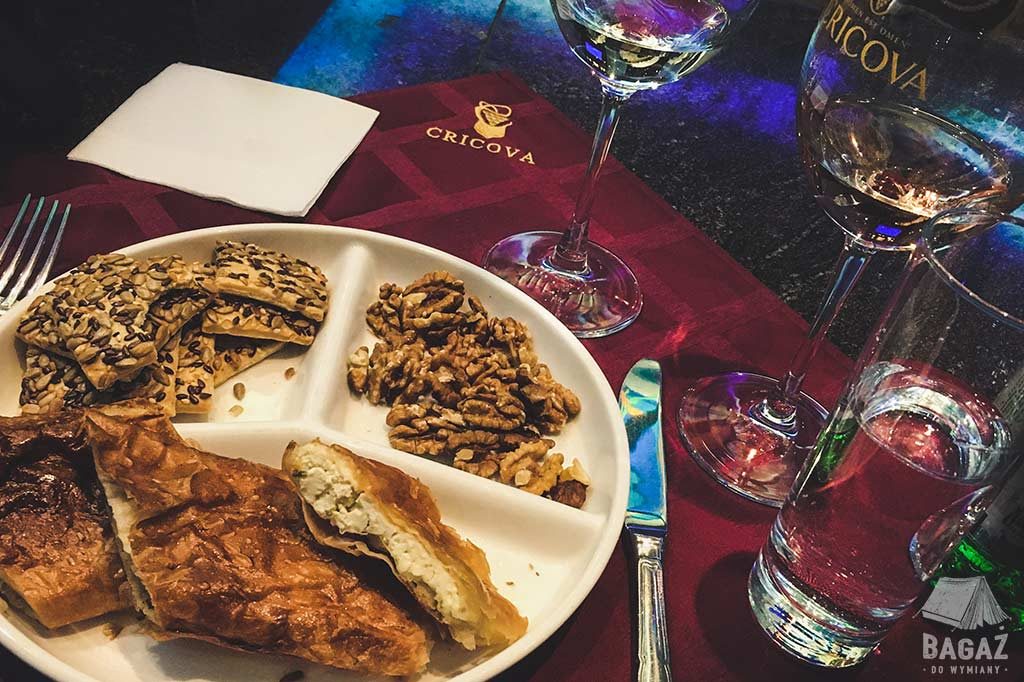 talerz ze smakołykami i kieliszki z winem podczas degustacji w winnicy cricova