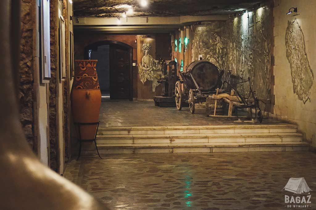 stary drewniany wóz do transportu beczek wina w podziemiach mołdawskiej winnicy