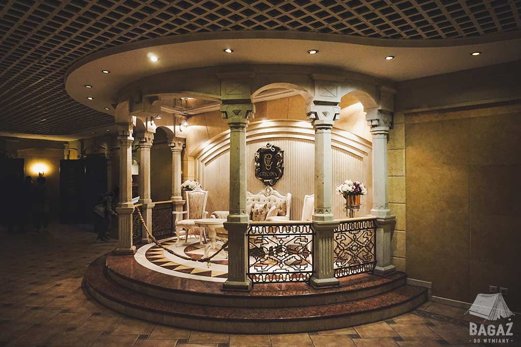 jedno z reprezentacyjnych pomieszczeń winnicy cricova w mołdawii