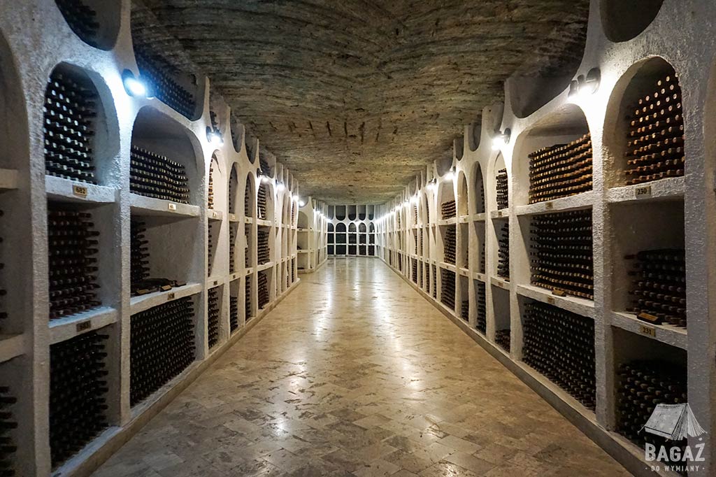 korytarze pełne butelek wina w podziemiach winnicy Cricova