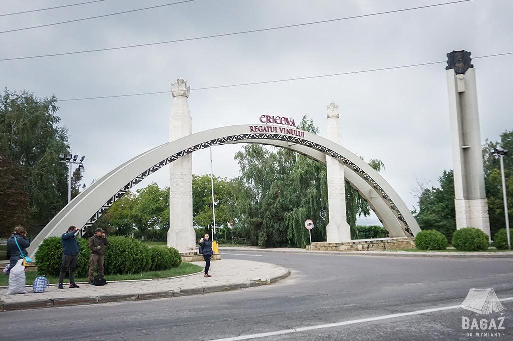 wjazd na teren winnicy z szyldem cricova