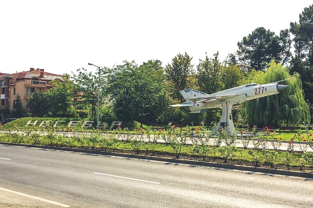 samolot przy głównej drodze wyjazdowej z miasta Nessebar w Bułgarii
