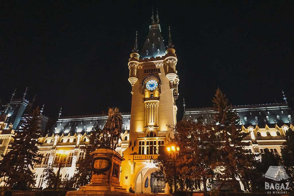 pałac kultury w jassy oświetlony nocą LEDami