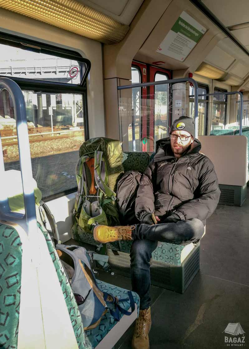 samotna podróż koleją miejską w Berlinie w trakcie epidemii koronawirusa