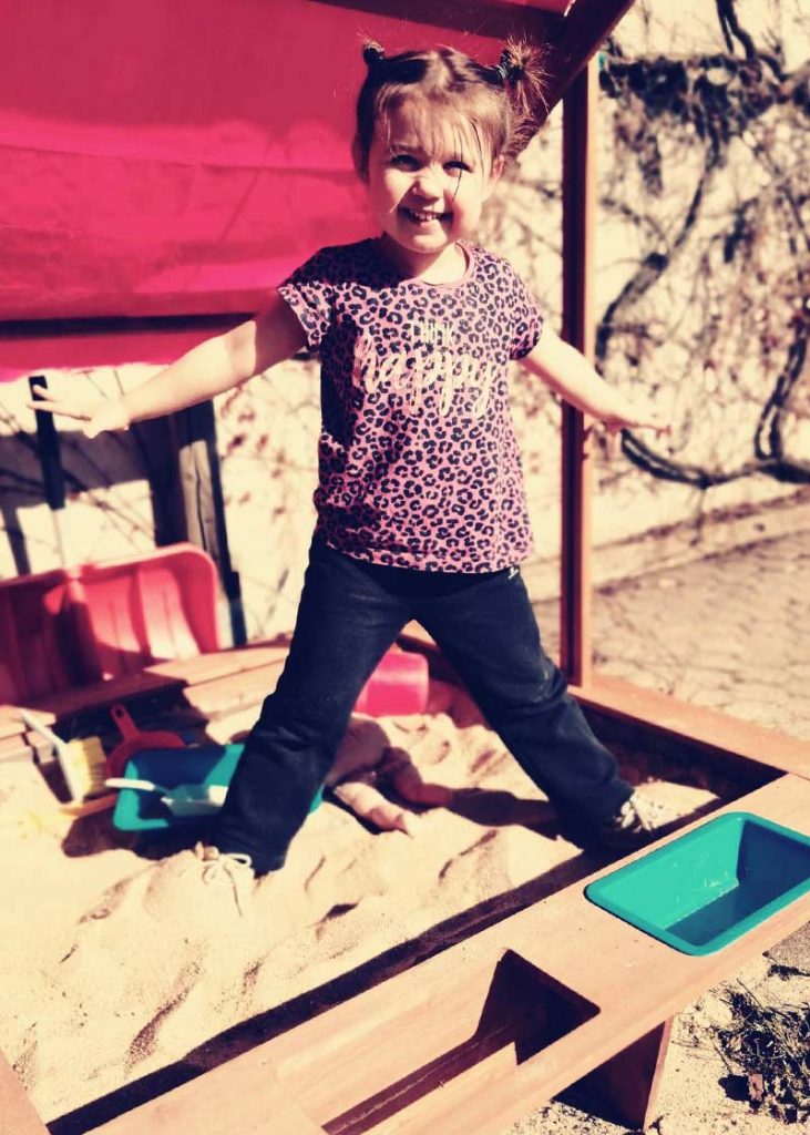 dziewczynka bawiąca się w piaskownicy