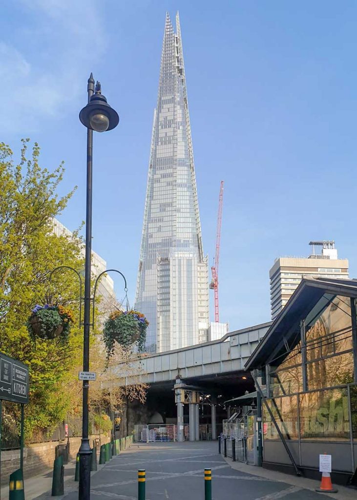 puste ulice londynu podczas epidemii koronawirusa