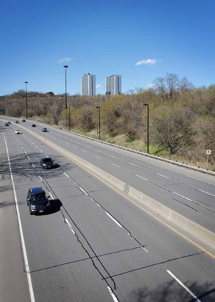 zmniejszony ruch samochodowy w toronto po ogłoszeniu pandemii koronawirusa