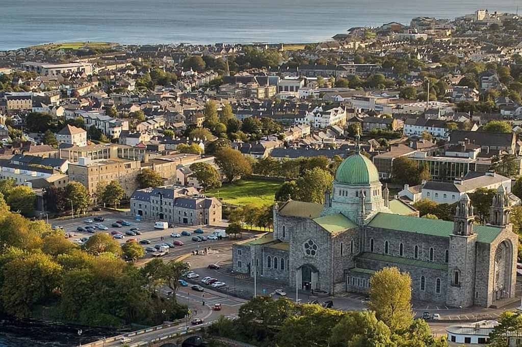 panorama miasta oranmore w irlandii