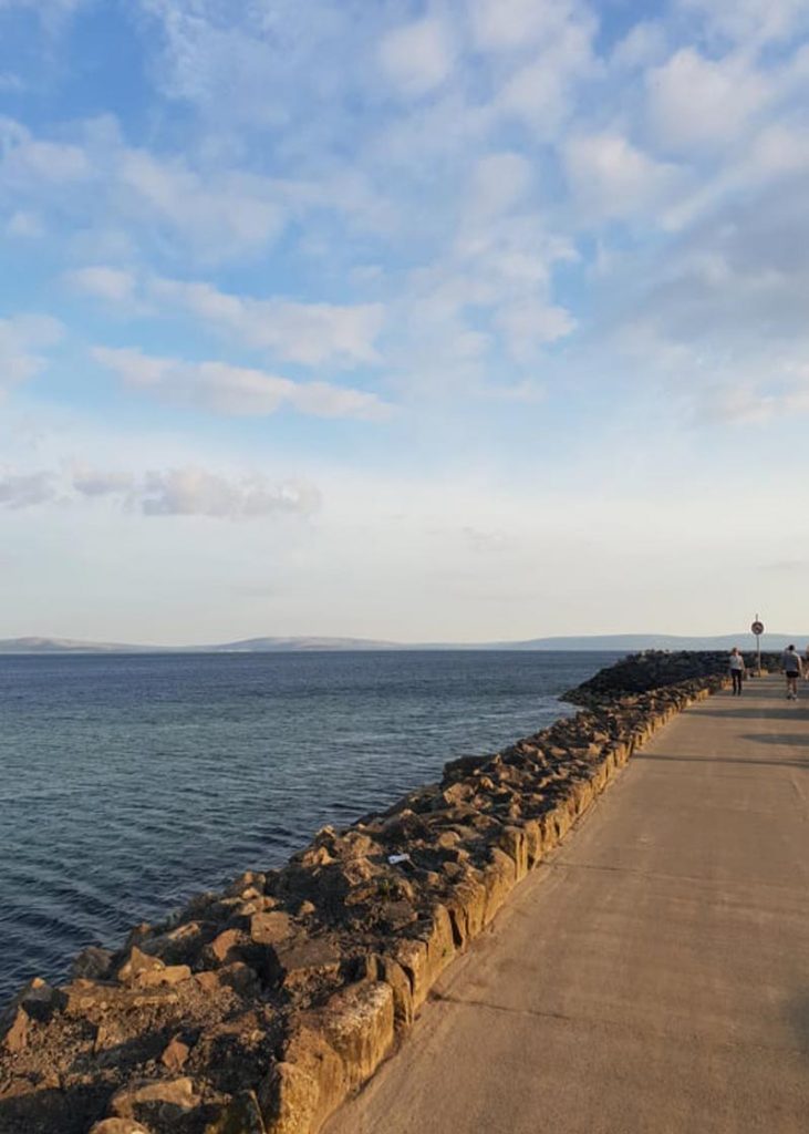 promenada w galway podczas epidemii koronawirusa