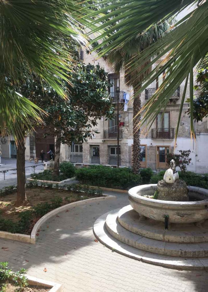 widok na kamienicę i fontannę w trapani podczas trwania epidemii koronawirusa